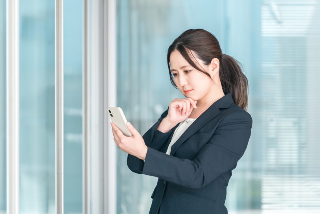 考える女性