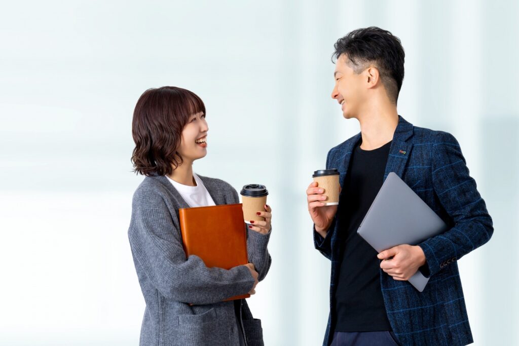 談笑する男女