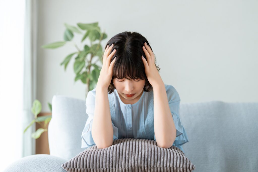 頭を抱える女性