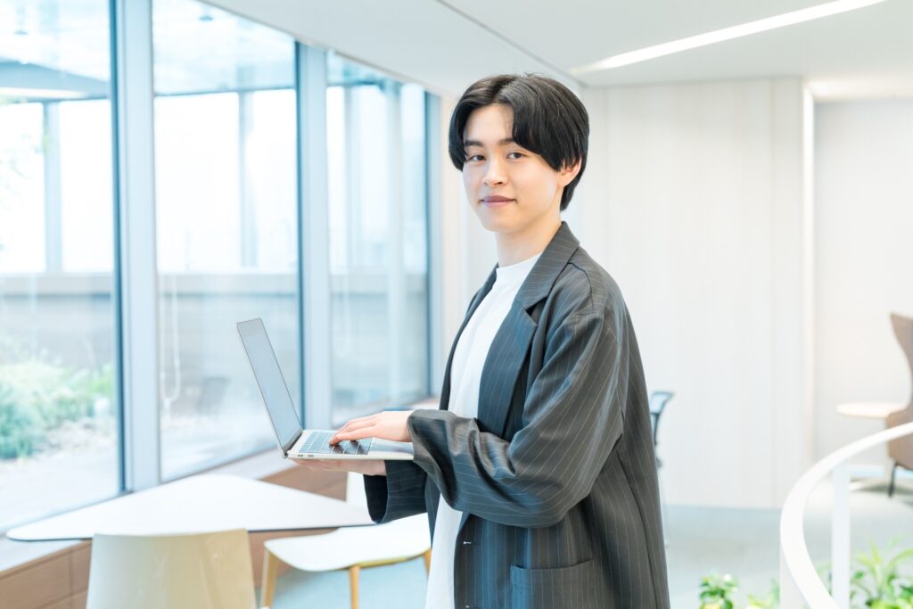 仕事をする男性