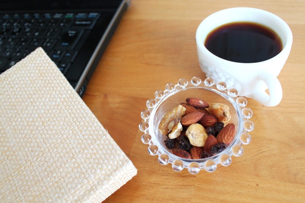 コーヒーとミックスナッツ