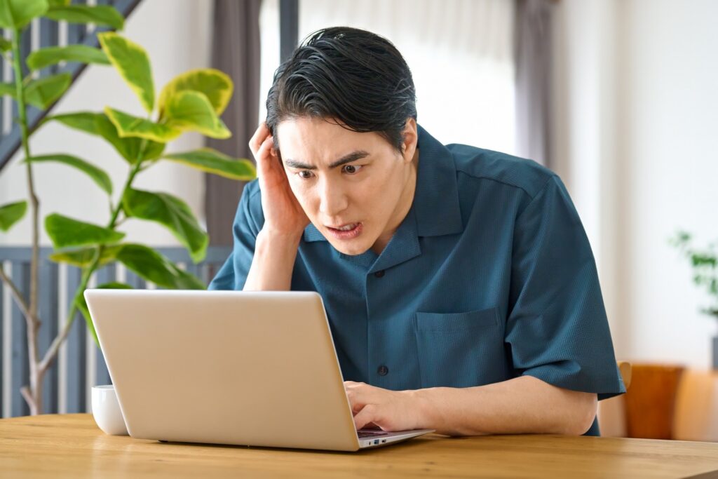険しい顔の男性