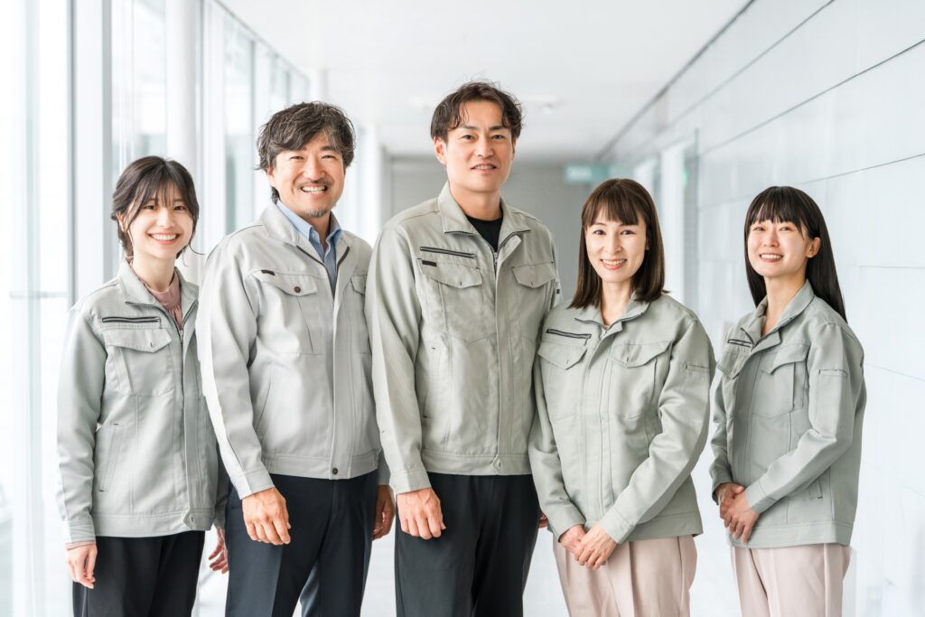 作業着の男女スタッフ