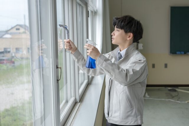 掃除する男性