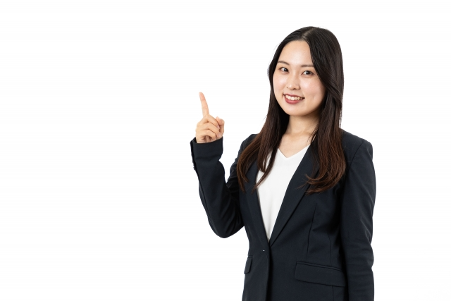 指を指す女性