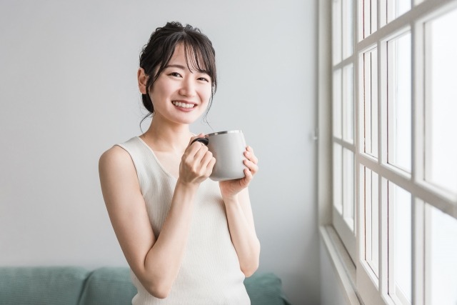 コップを持つ女性