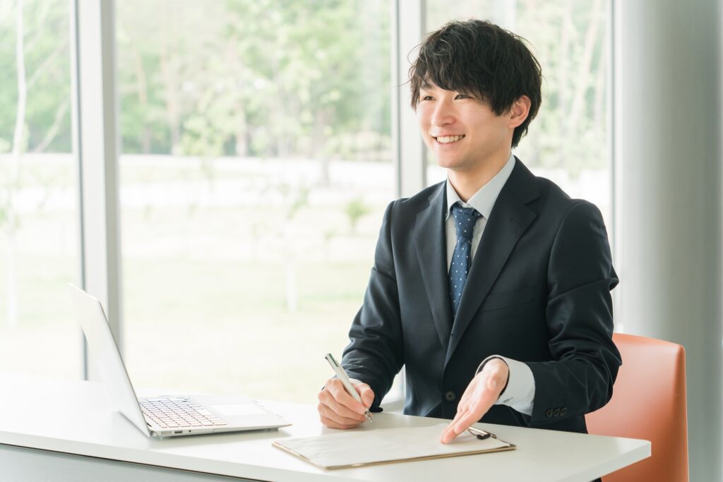スーツ姿の男性