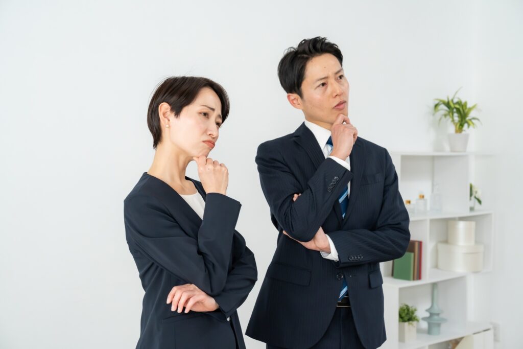 考える男女