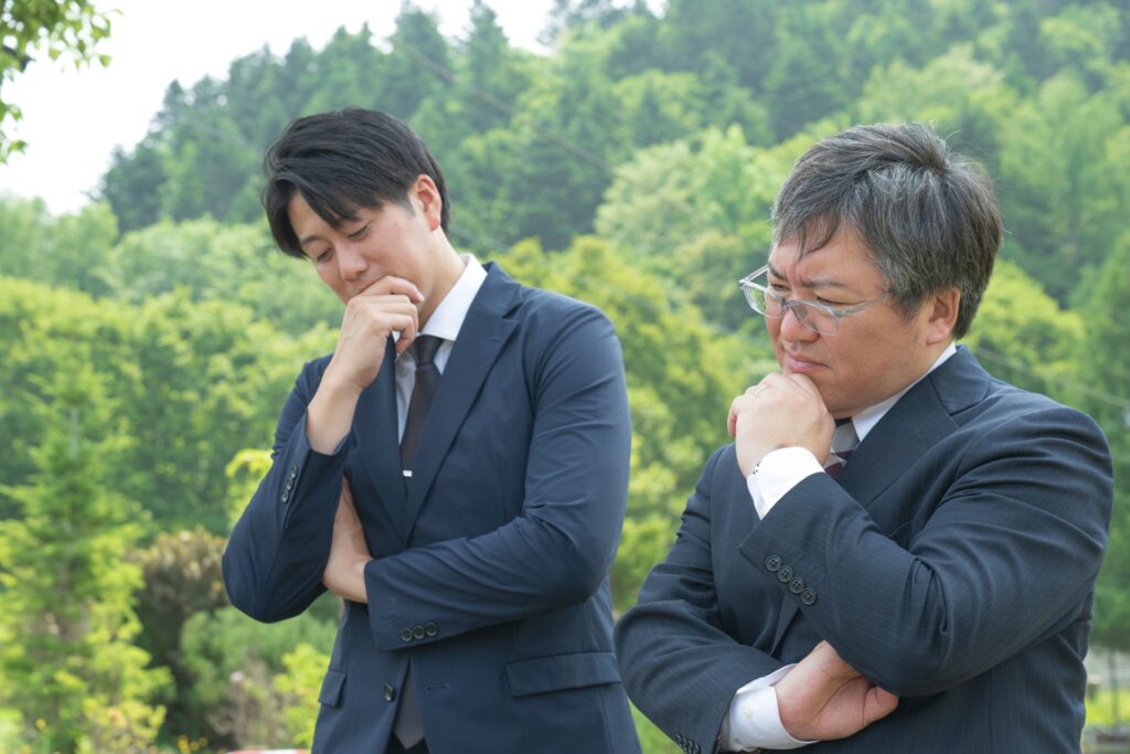 考える男性たち
