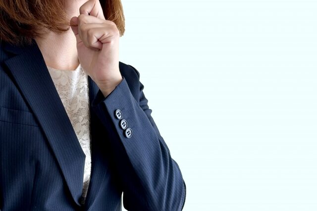 商品を受け取る男性