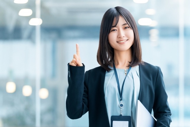 スーツ姿の女性