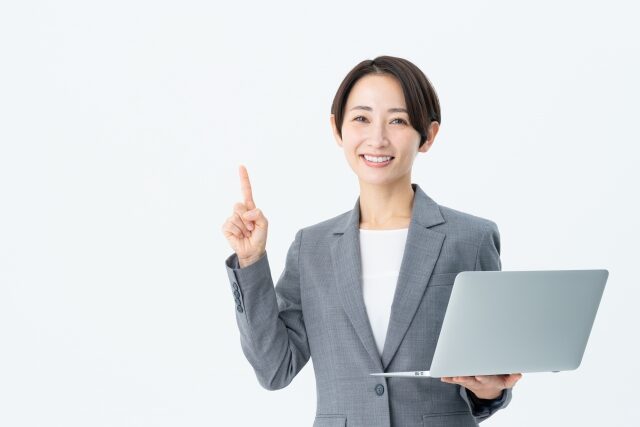 パソコンを持つ女性