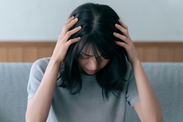 頭を抱える女性