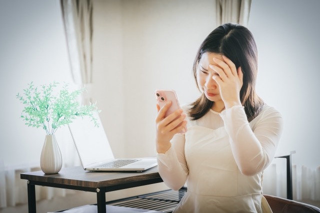 頭を抱える女性