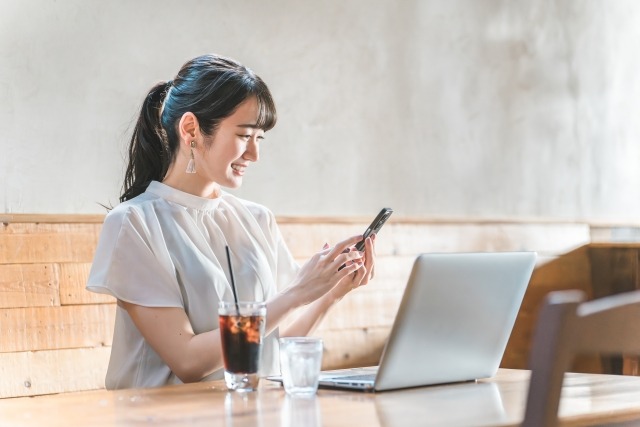 仕事をする女性