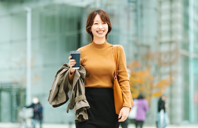 コーヒーを持つ女性