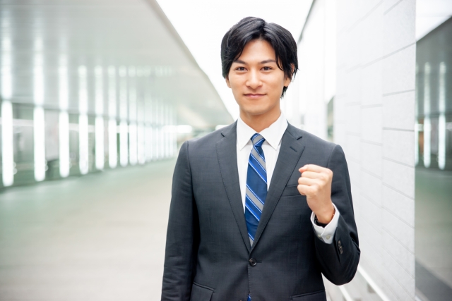 スーツ姿の男性