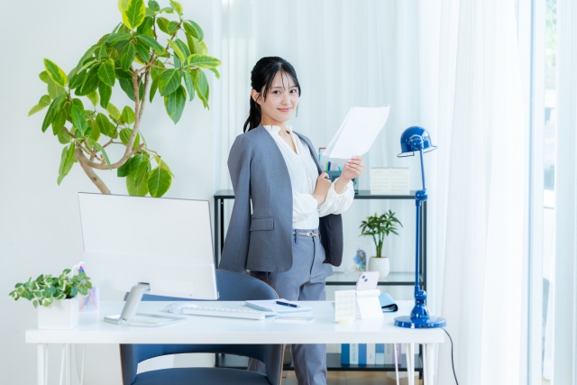 会社にいる女性