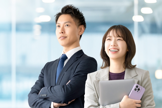 スーツ姿の男女