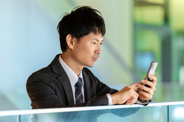 スマホを見る男性