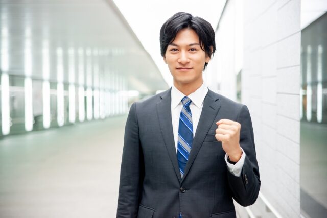 スーツ姿の男性