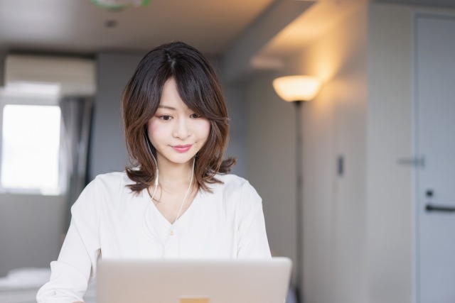 パソコンを使う女性