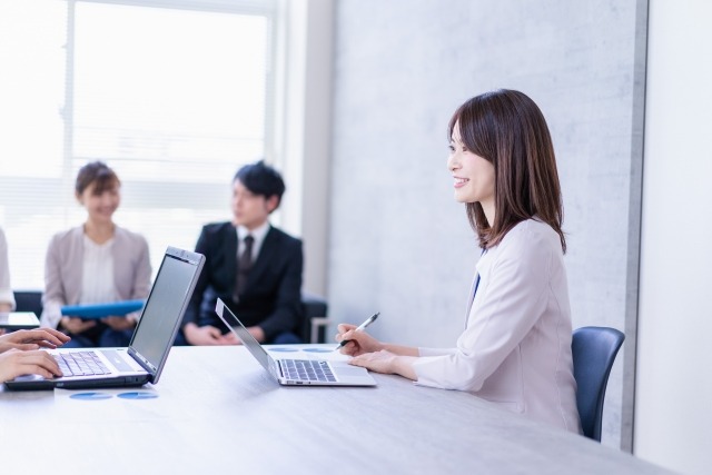 仕事をする女性