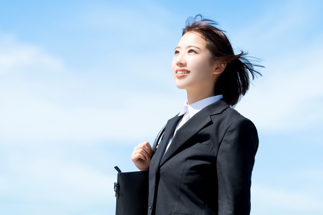前を向く女性