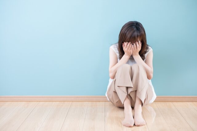 落ち込む女性