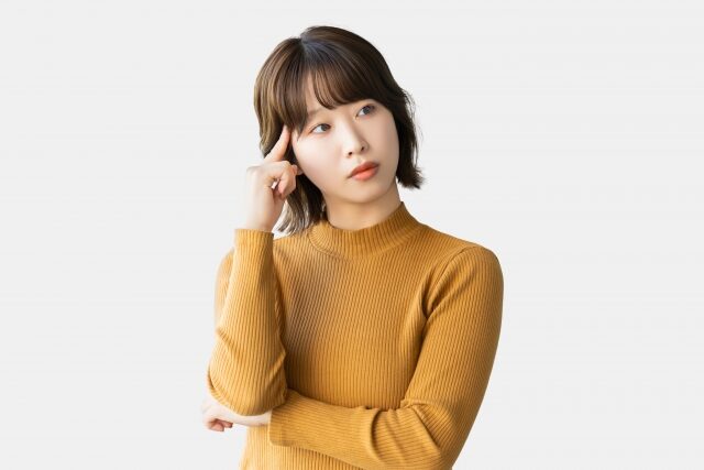 考える女性