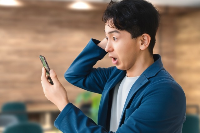 驚く男性