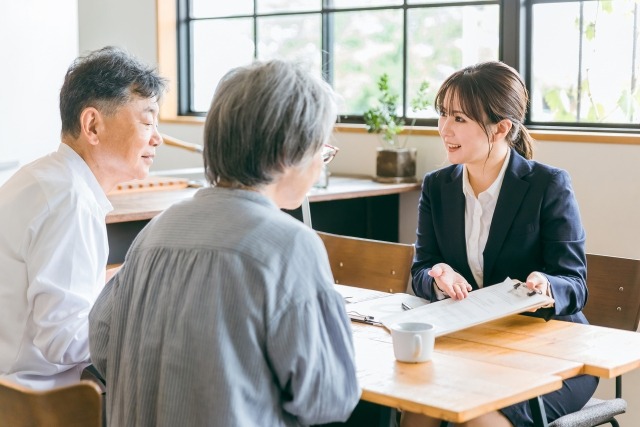 提案する女性