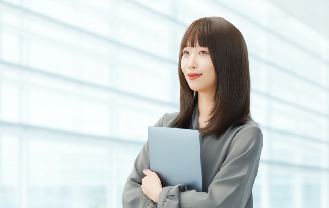 前を向く女性