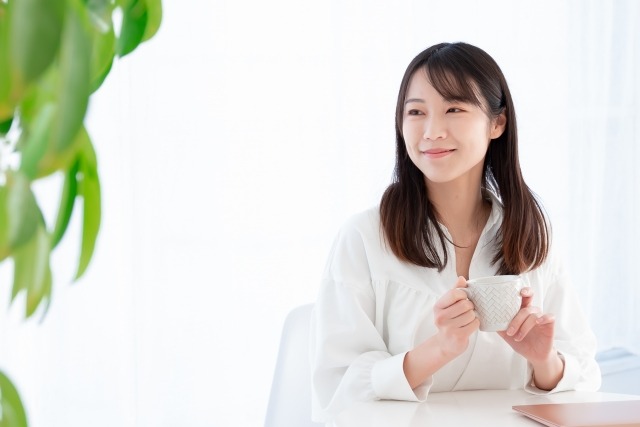 飲み物を飲む女性