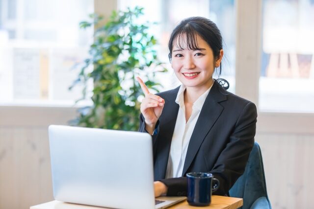 パソコンを使う女性