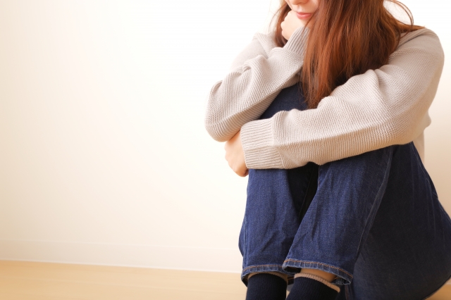 座り込む女性