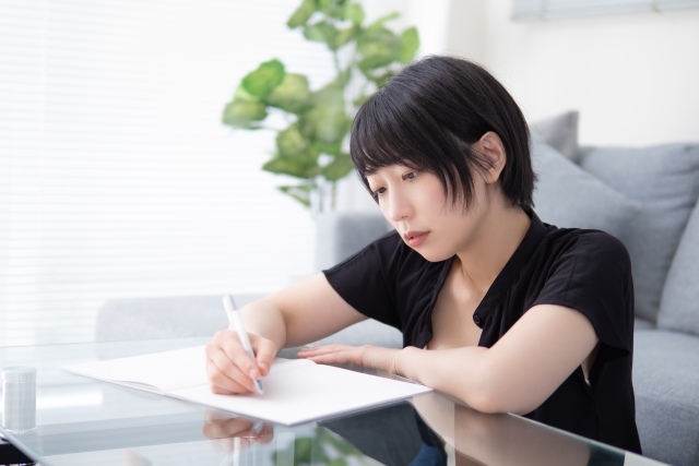 書き物をする女性