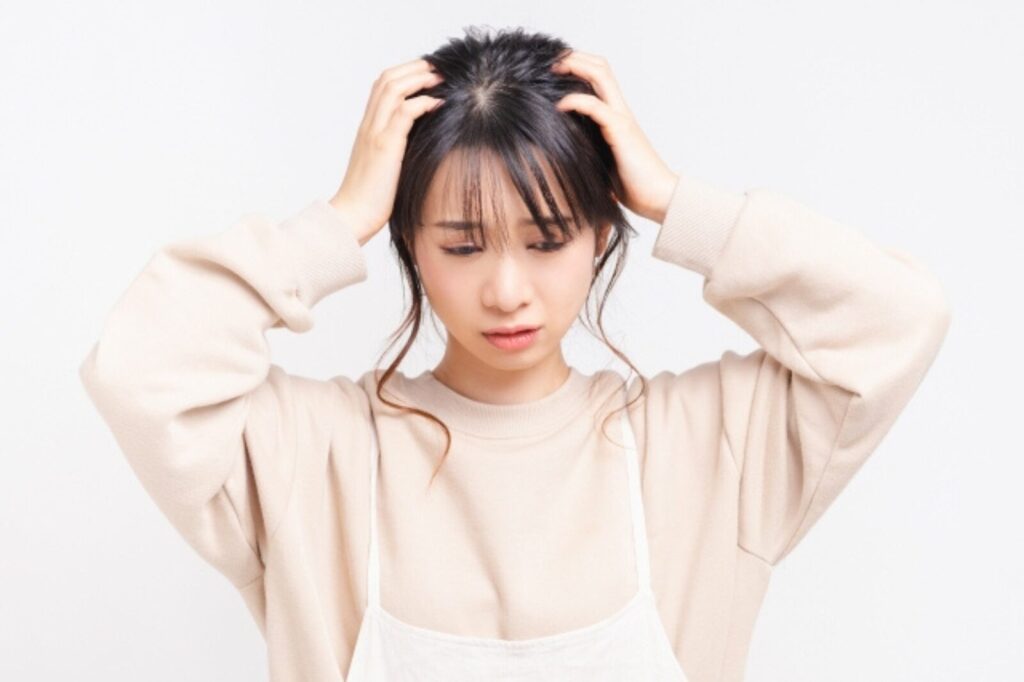 頭を抱える女性