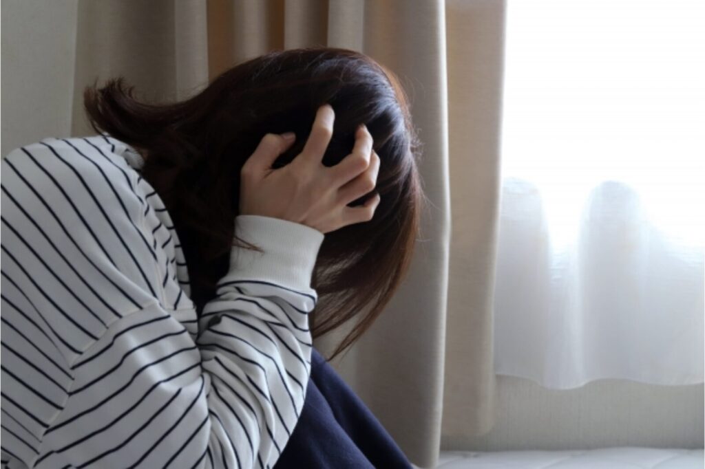 頭を抱える女性