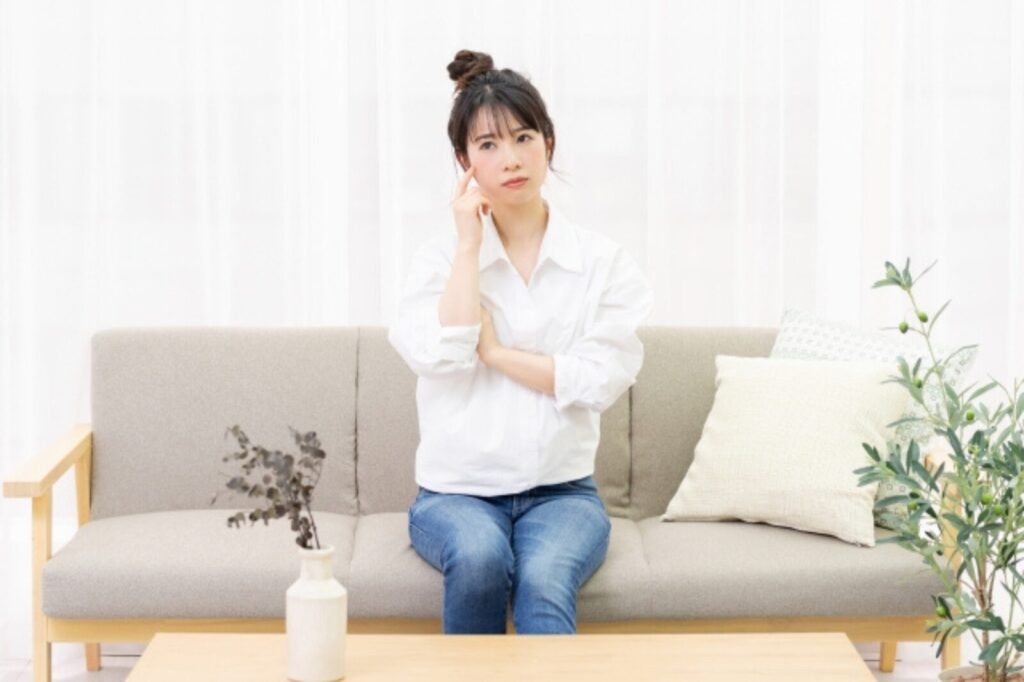 考える女性