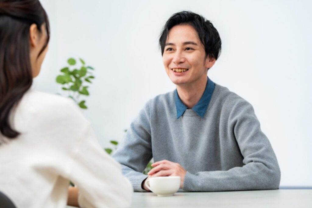 会話する男女