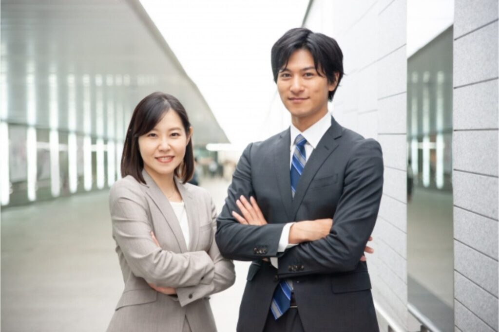 スーツ姿の男女