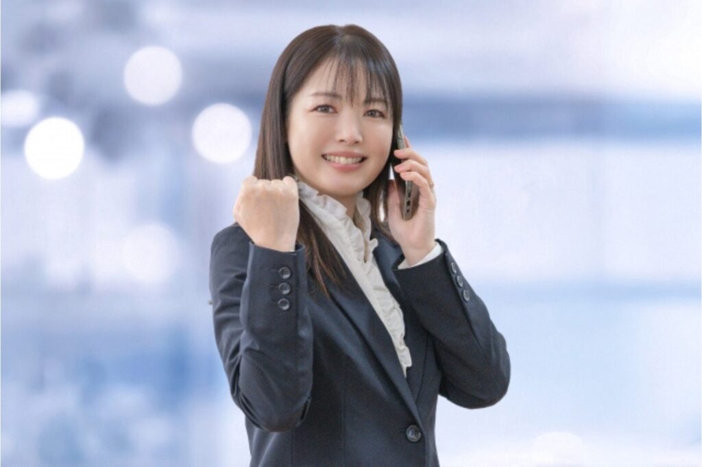 電話する女性