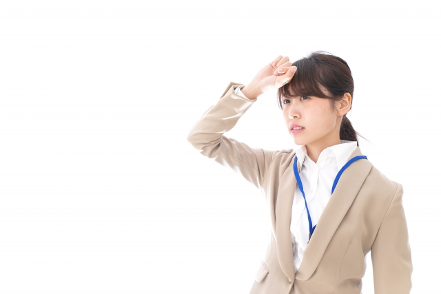 険しい顔の女性
