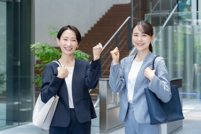 スーツ姿の女性