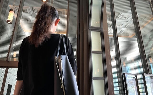 女性の後ろ姿