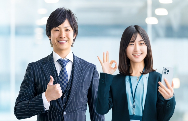 スーツを着た男女