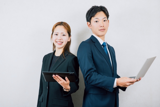 スーツ姿の男女