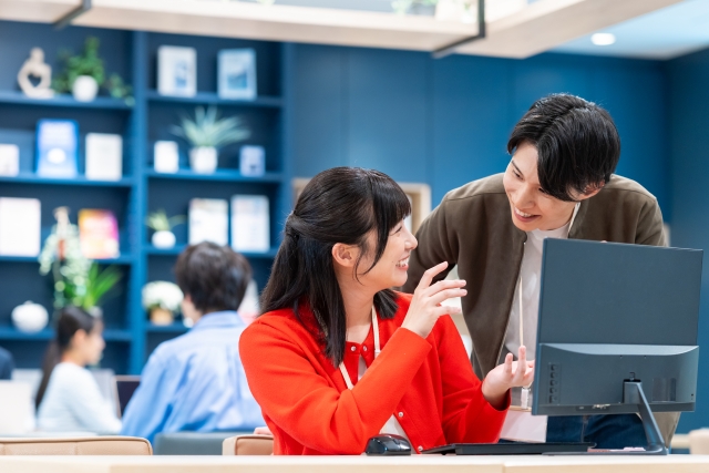 会話する男女