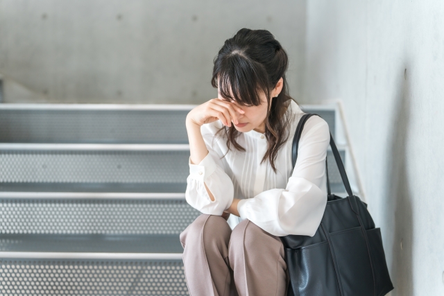 座り込む女性
